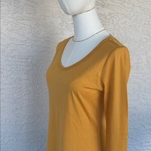 Woolx V-Neck long sleeve Layla tee shirt. Small reg fit. Gold